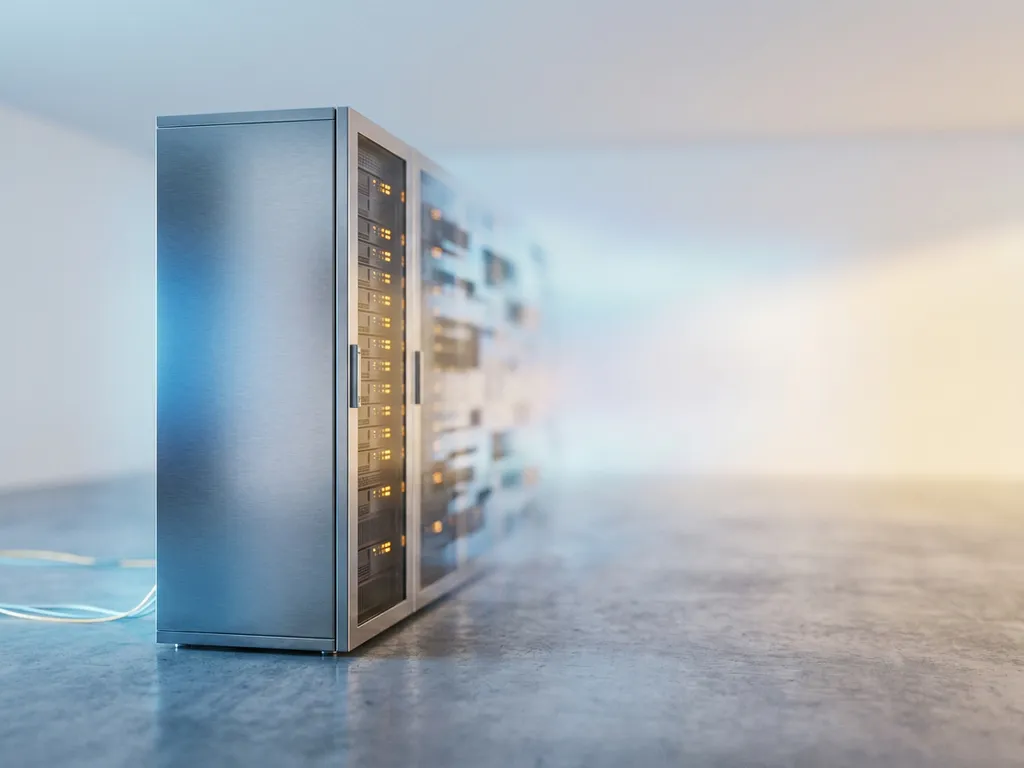 Serverrack in modernem Rechenzentrum mit Stahlblau-Tönen, warmem Umgebungslicht und minimalistischer Umgebung.